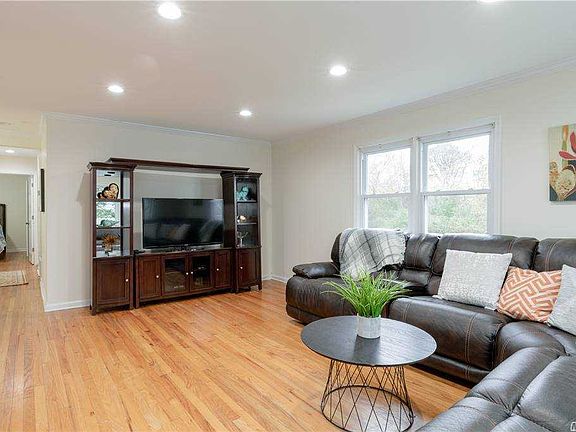 4th image of 1845 E Gillette Dr