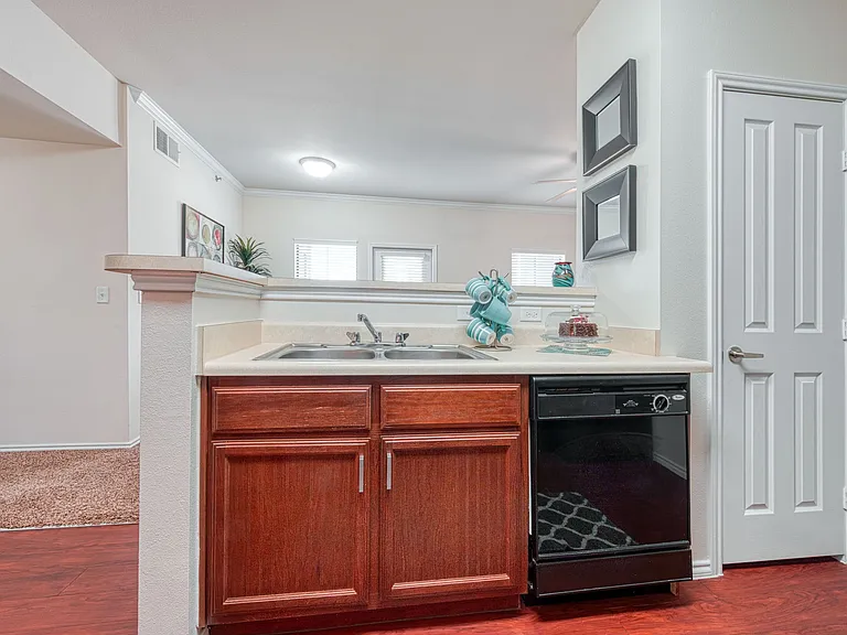 Legend Park Apartments — Photo 8