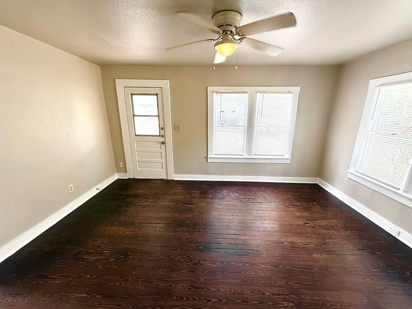 **Move In Special** Charming Cottage Retreat With Fenced Yard! — Photo 4