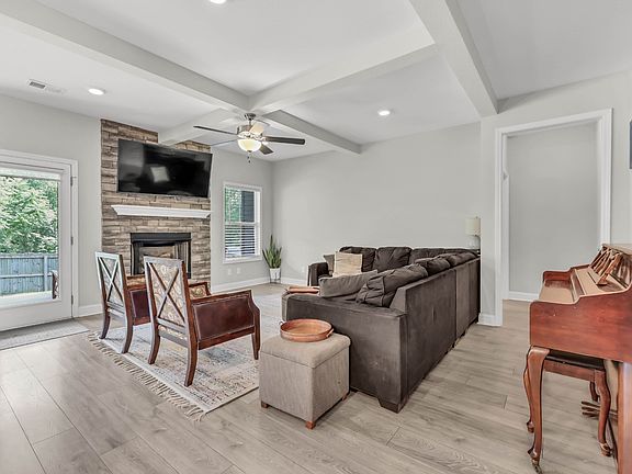 5th image of 323 Crusaw Dr