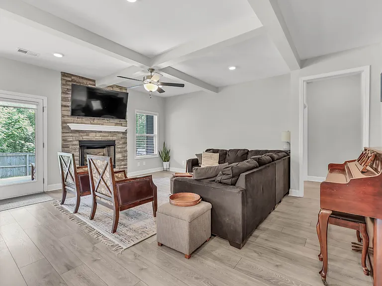 323 Crusaw Dr — Photo 4