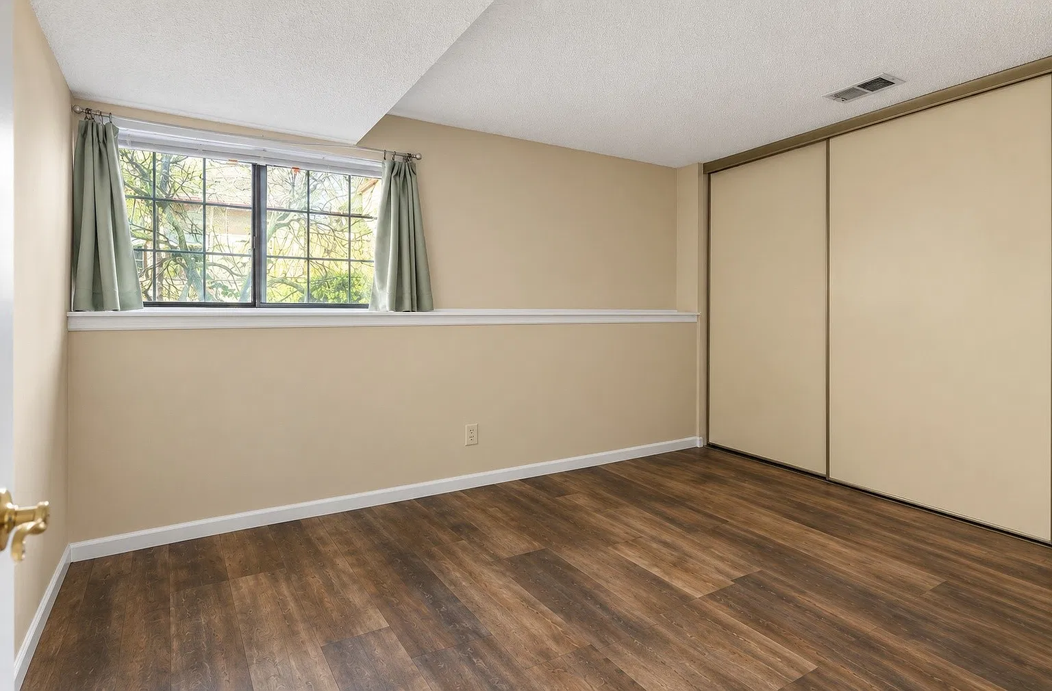 5 bed, 1.0 bath, $595 — Photo 1
