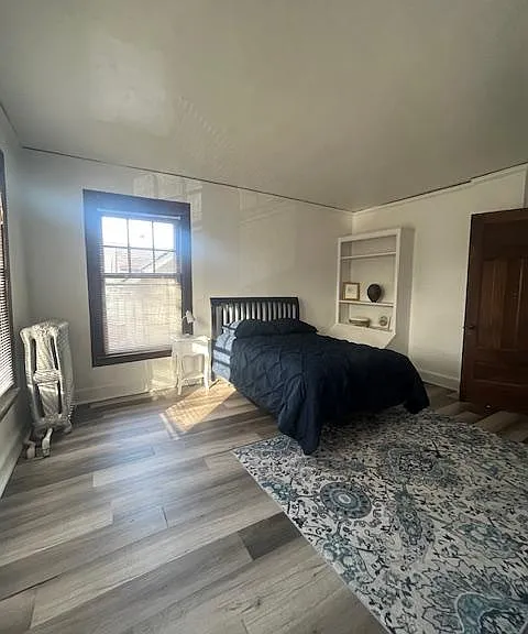 2854 N Summit Ave — Photo 3