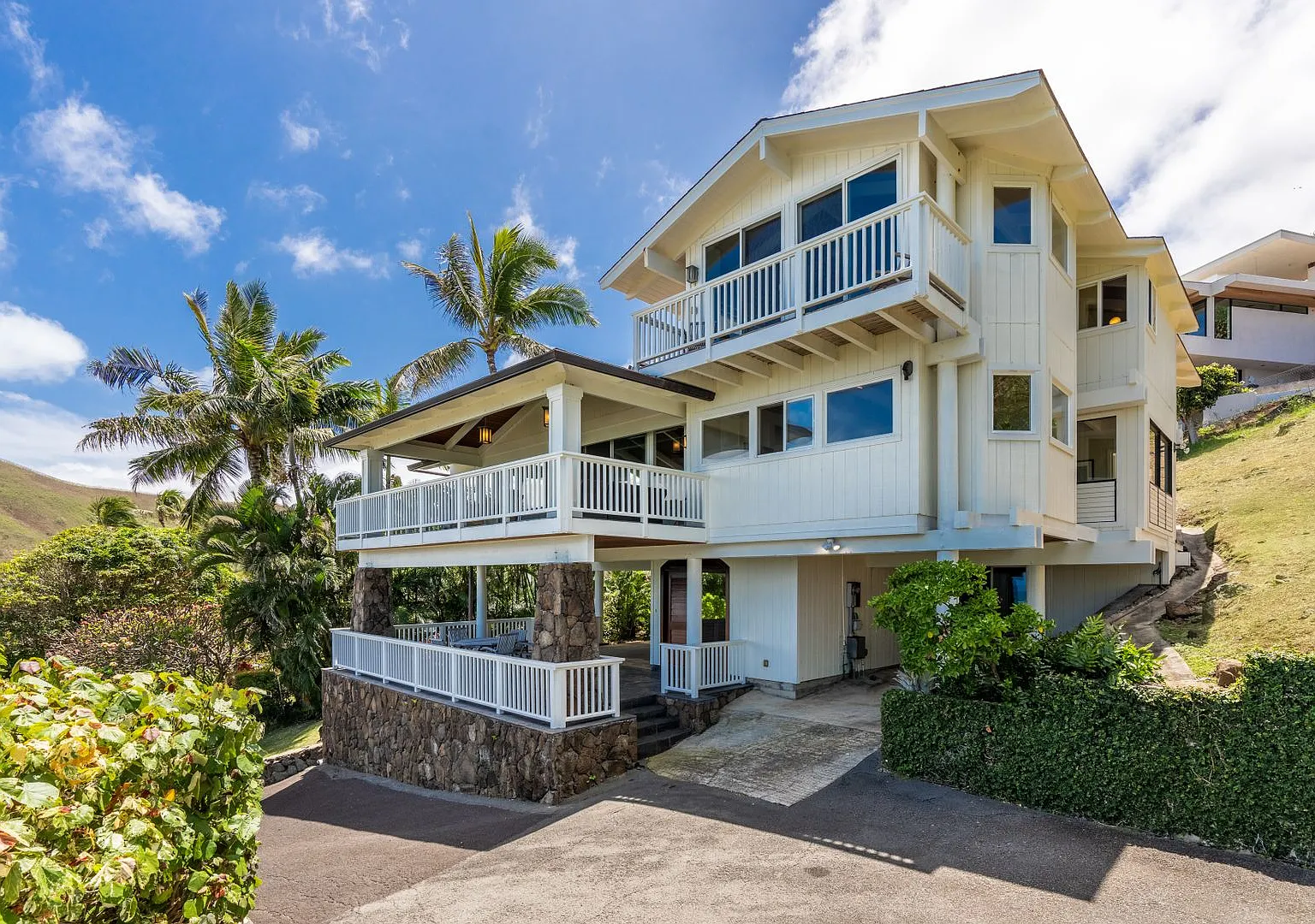 Enjoy Cool Breezes And Dazzling Views Of The Ocean Below At This Private, 4 Bedroom, 3.5 Bath Lan... — Photo 2