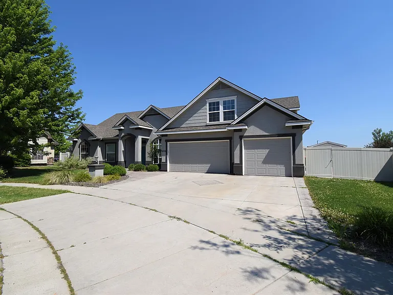1828 E Serchio Ct — Photo 2