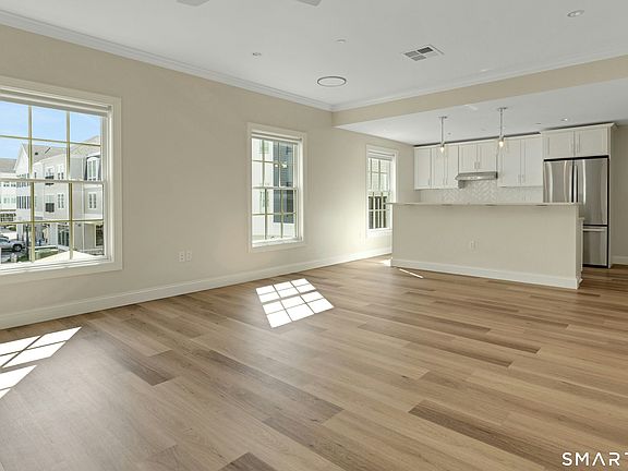5th image of 440 Heights Rd #201