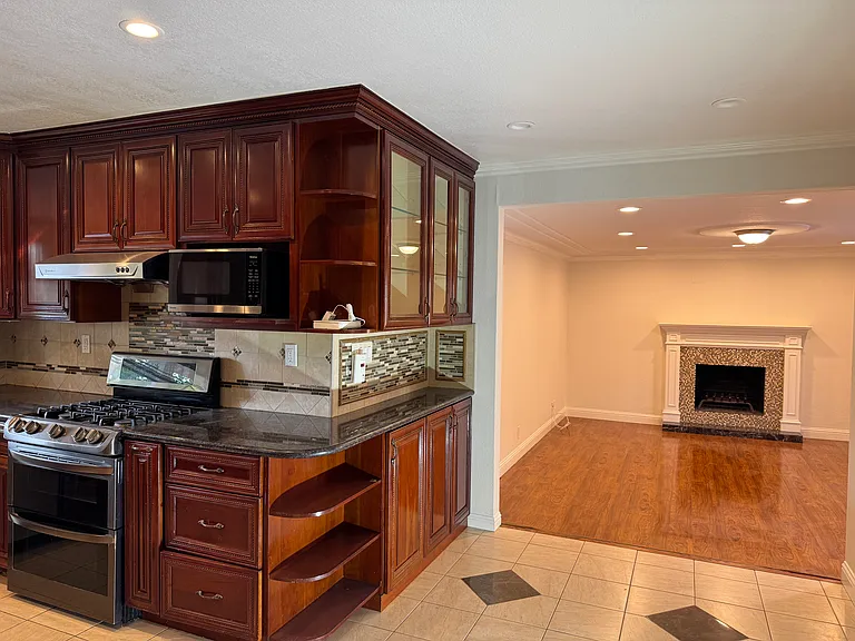 1204 Arlington Ln — Photo 5