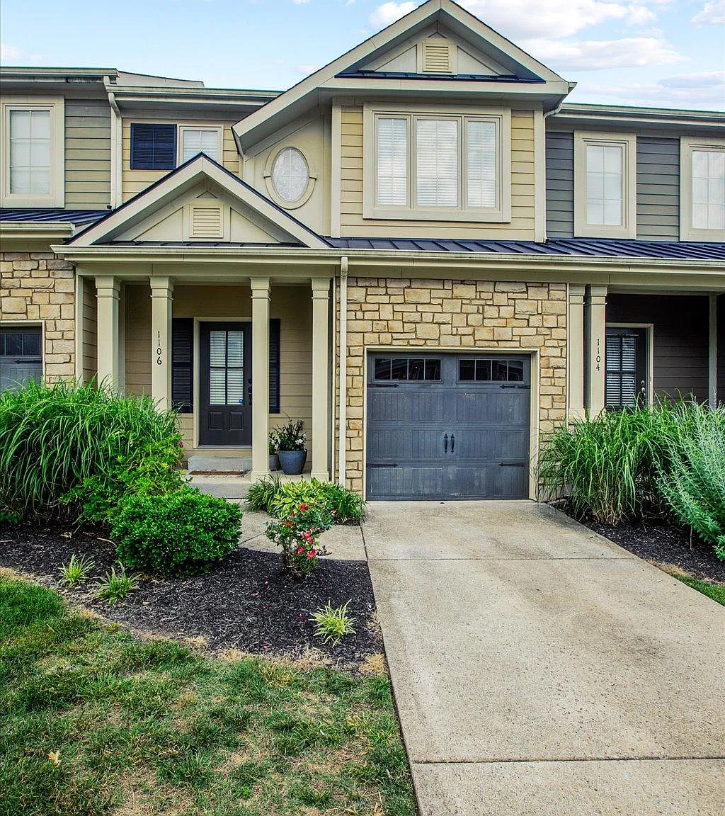2 bed, 2.5 bath, 2100 sqft, $2,600 — Photo 1