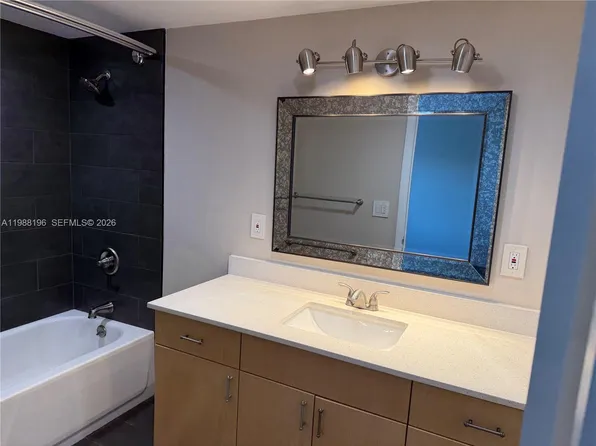 9355 SW 8th St APT 305, Boca Raton, FL 33428