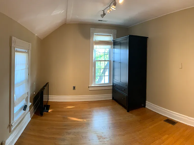 310 E Summit St — Photo 7