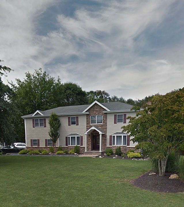 1st image of 2 Crick Holly Ln