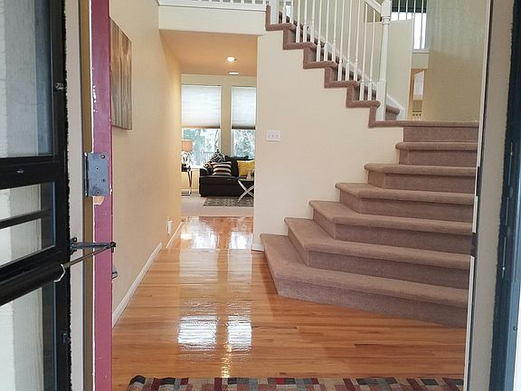 Entry with double staircase