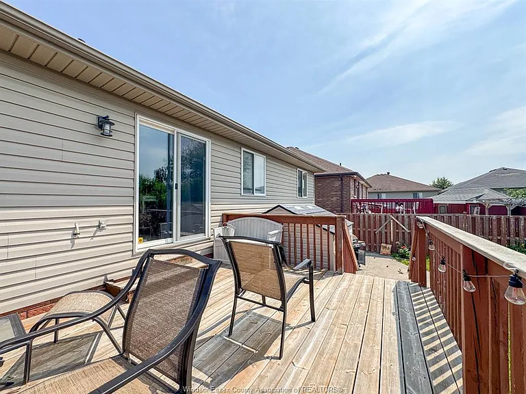 4583 Helsinki Cres — Photo 32