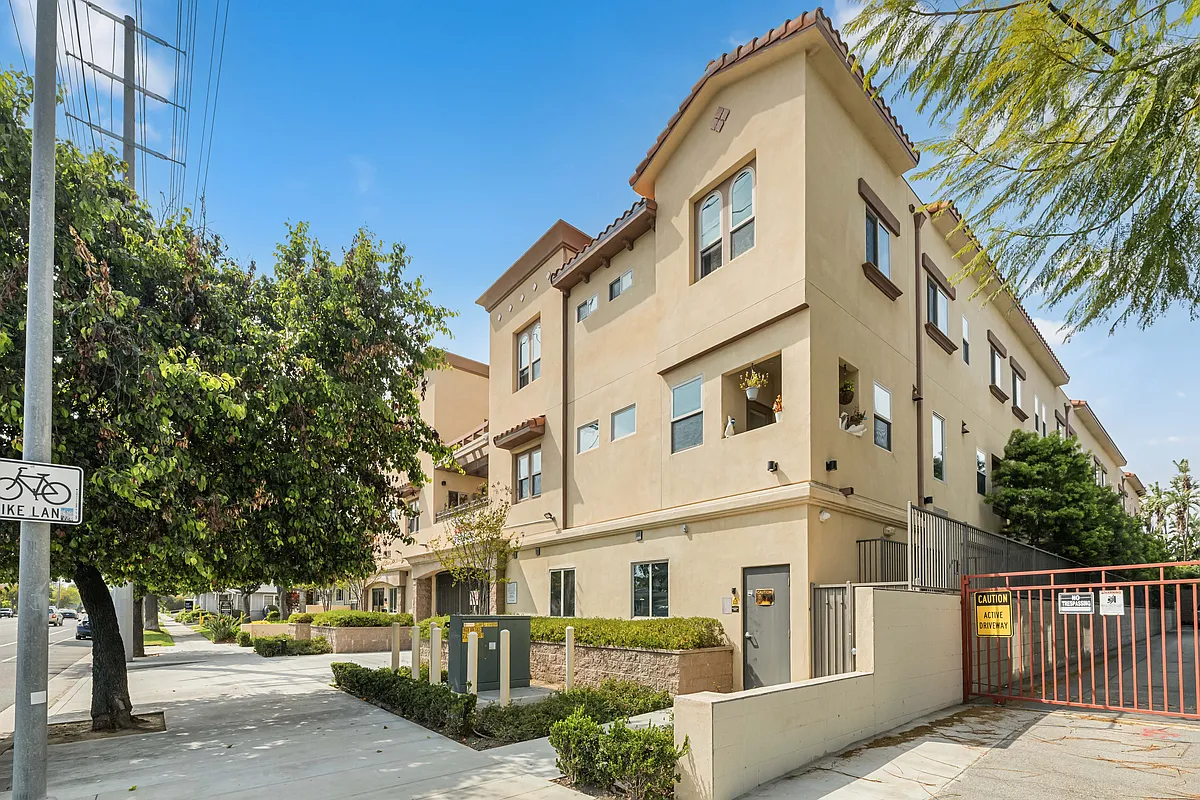 Building Photo - 13439 Burbank Blvd