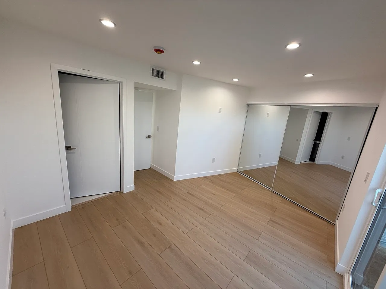 3 bed, 1100 sqft, $3,400 — Photo 2