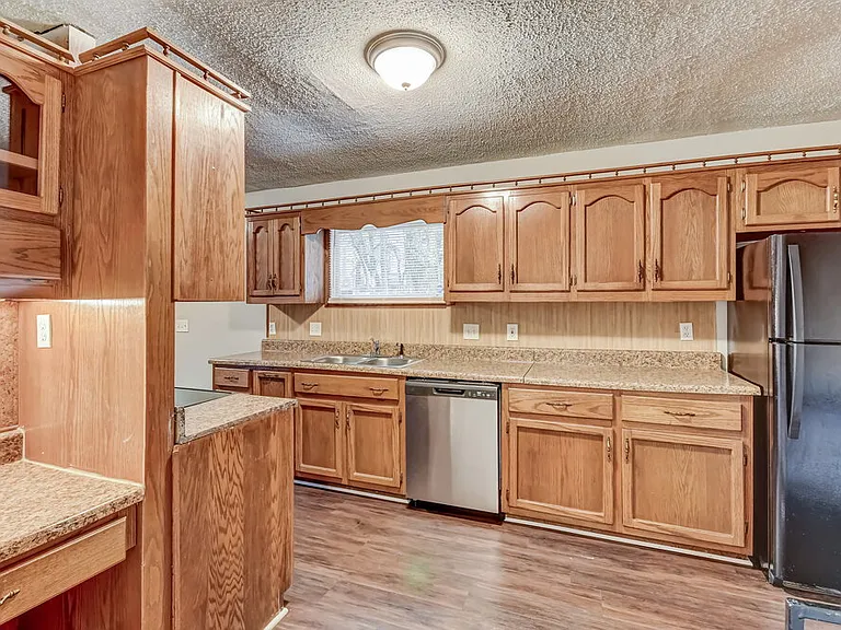909 Winchester Dr — Photo 9