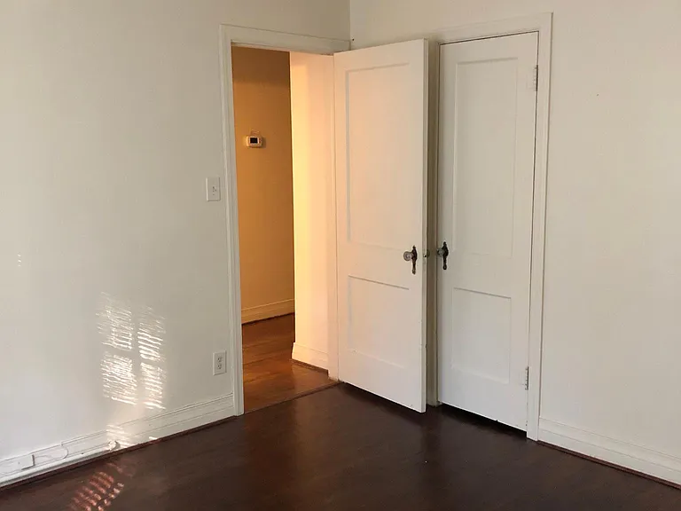 1232 S Knoxville Ave — Photo 2