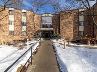 10441 Greenbrier Rd APT 120, Minnetonka, MN 55305