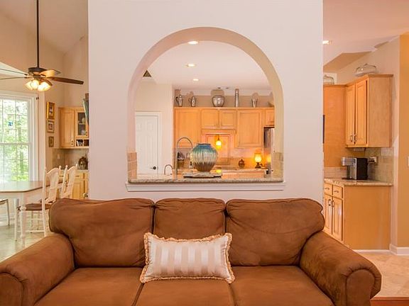 5th image of 615 Bluff Oak Ct
