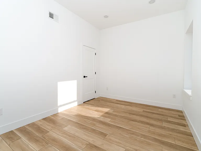 2700 E Auburn St — Photo 39