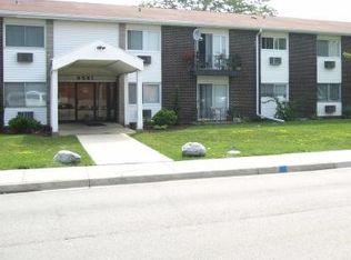 9581 Dee Rd #101A, Des Plaines, IL 60016