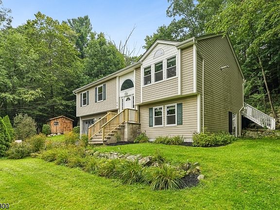 4th image of 84 Fairlawn Dr