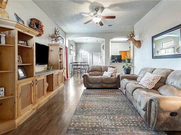 3rd image of 2902 Silver Oak Dr