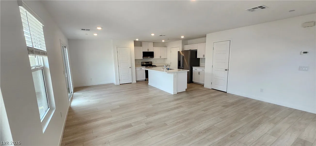 4 bed, 2.5 bath, 1705 sqft, $2,300 — Photo 3