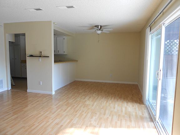 Dining rm, breakfast bar