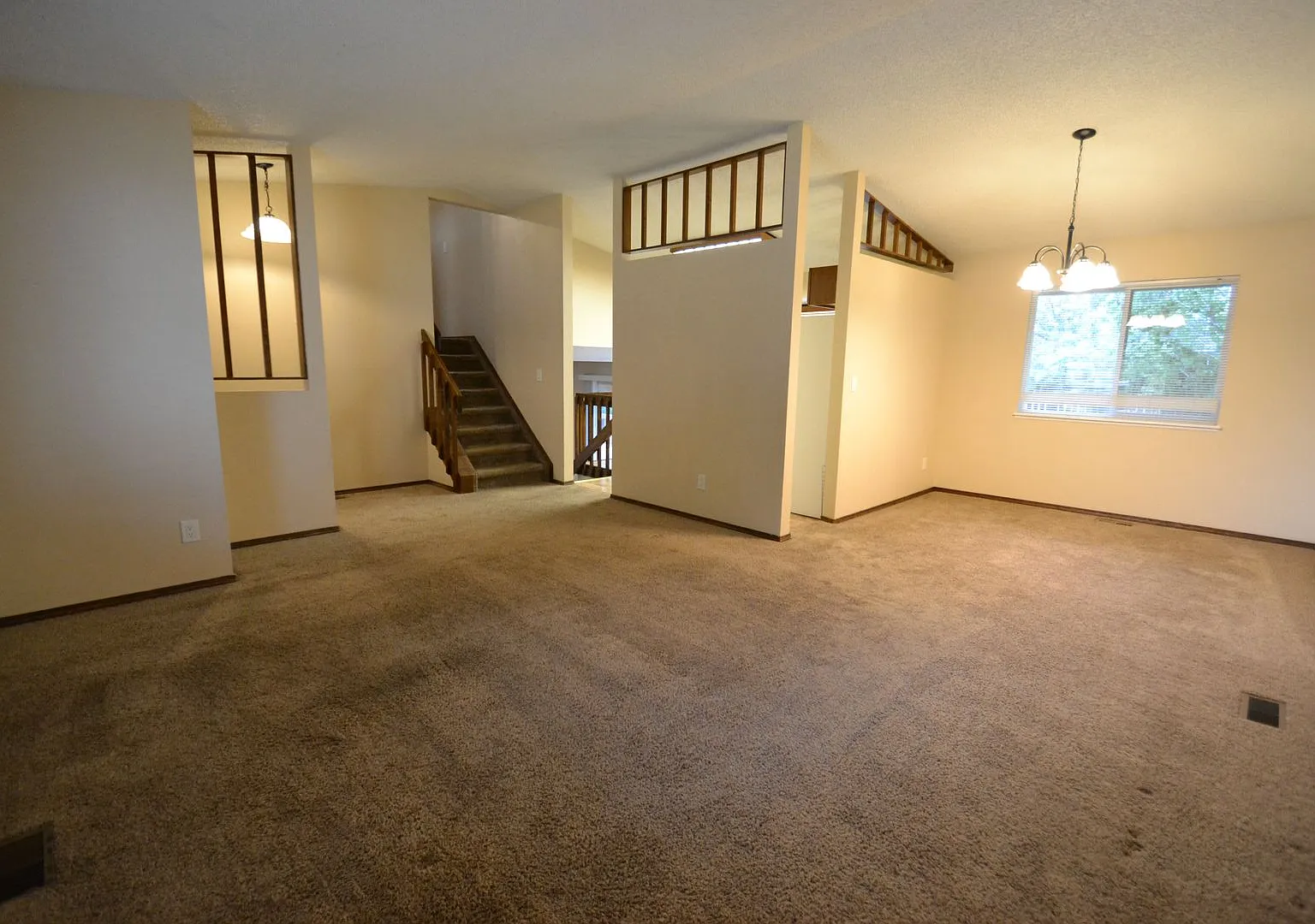 4 Bed 3.5 Bath 2 Car Garage Centrally Located — Photo 2
