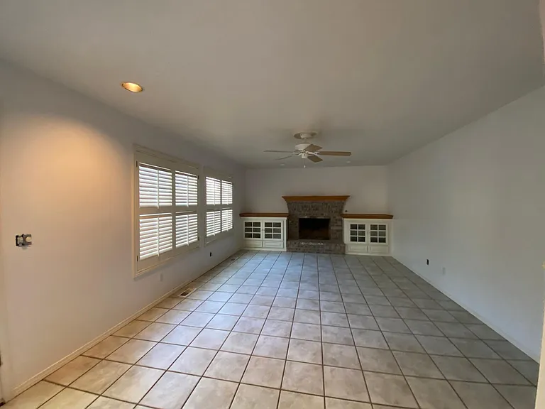 SE Crown Ct — Photo 6