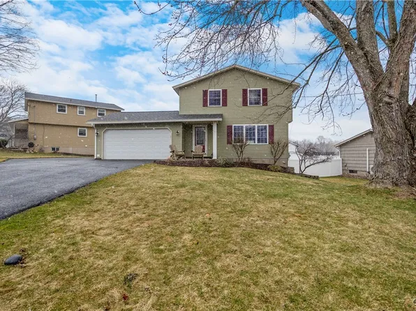 127 Canterbury Dr, Camillus, NY 13031