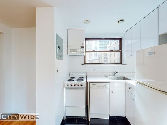 3rd image of 117 W 58th St Ph A