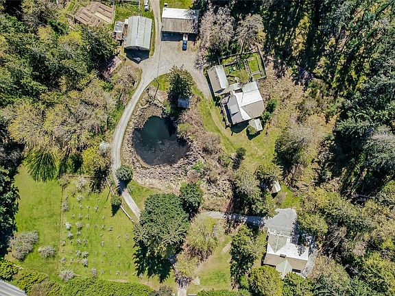 3rd image of 1671 Fulford Ganges Rd