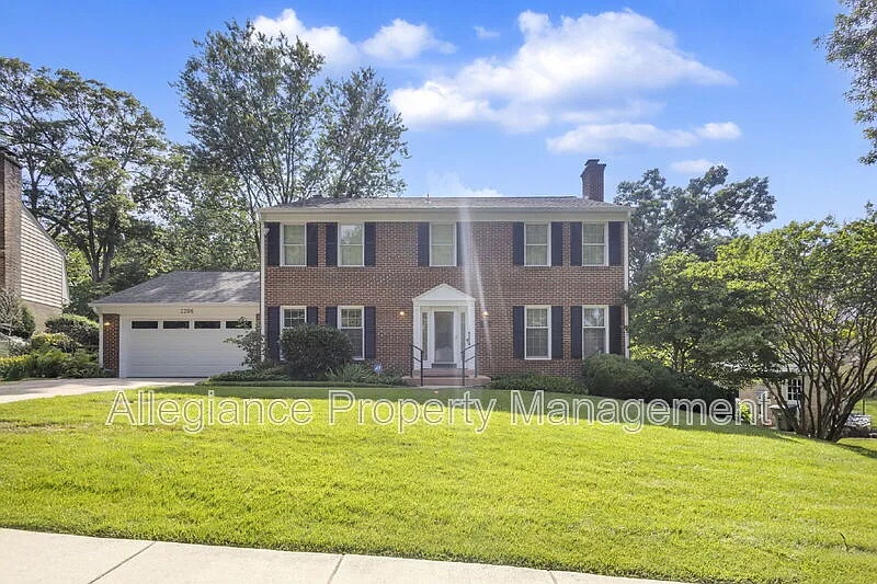 6 bed, 3.5 bath, 2812 sqft, $5,750 — Photo 2