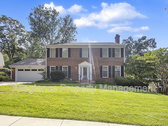 2nd image of 2206 Fort Ward Pl