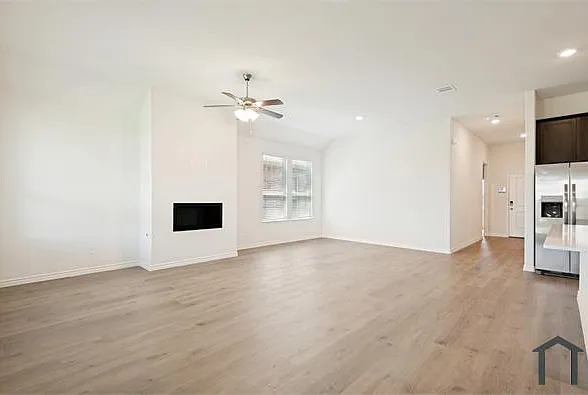 4 bed, 1935 sqft, $3,573 — Photo 4
