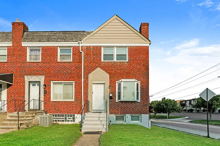 3 bed, 1.5 bath, 1190 sqft, $1,655 — Photo 1