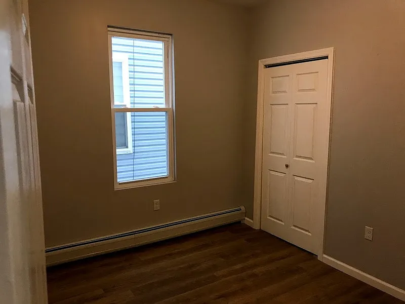 3 bed, 1.0 bath, 1250 sqft, $2,200 — Photo 3
