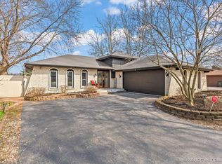 18303 Olde Farm Rd, Lansing, IL 60438