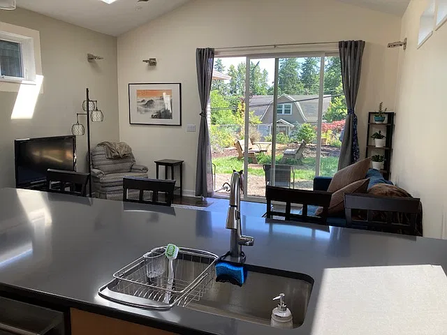 2 bed, 823 sqft, $2,400 — Photo 3