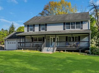 12 Smith St, Hampton, NJ 08827