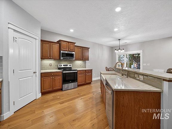 5th image of 782 N Pringlewood Pl