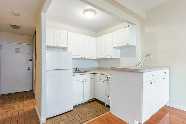 Rented by Avenues Real Estate | media 2