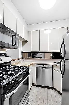 4th image of 124 E 79th St #2B