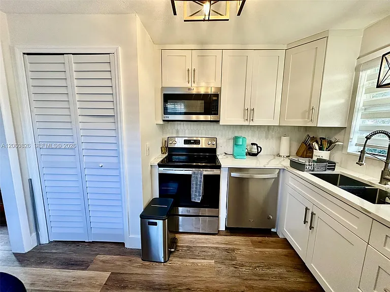 1710 NE 5th Ct #1712 — Photo 9