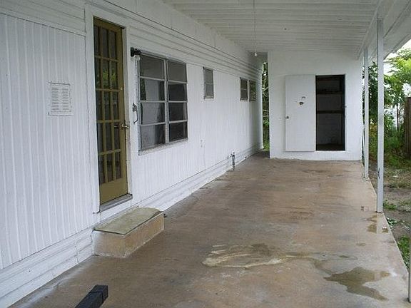 2nd image of 826 Riverview Ln