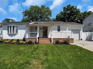 10 Terry Ln, Plainview, NY 11803