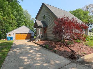 1N477 Macqueen Dr, West Chicago, IL 60185