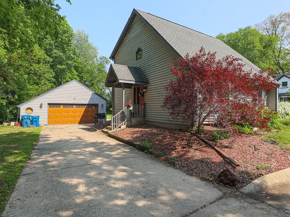 1N477 Macqueen Dr, West Chicago, IL 60185